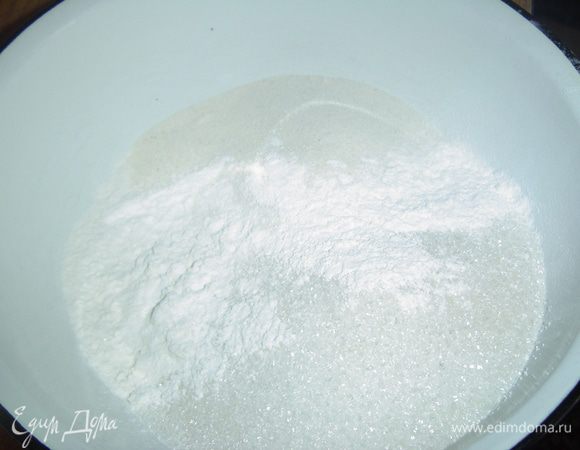 Муку с разрыхлителем просеиваем, добавляем манную крупу, сахар и перемешиваем.