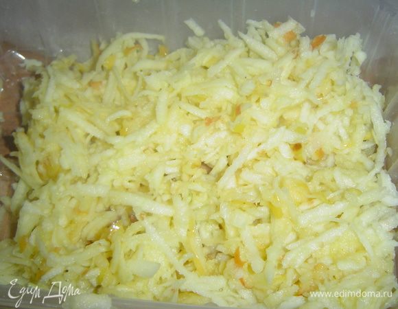 Яблоки очищаем и натираем на крупной терке, необходимо сбрызнуть их лимонным соком, чтобы не потемнели.