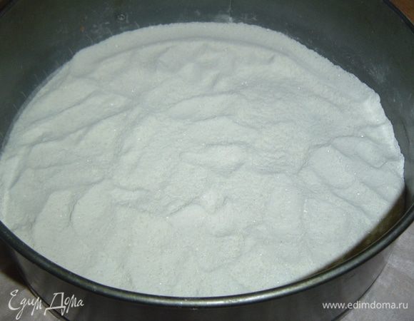 Дно разъемной формы застилаем пергаментной бумагой и высыпаем один стакан сухой смеси,