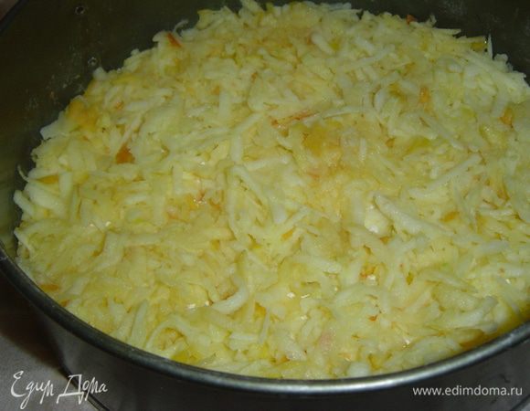 сверху выкладываем слой яблок (кстати, яблок можно использовать более пяти, будет сочнее пирог), затем стакан сухой смеси, и т.д. Должно получиться по три слоя, верхним должны быть яблоки.