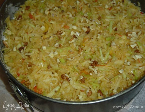 Сверху на яблоки добавляем грецкие орехи  (но можно и без них).