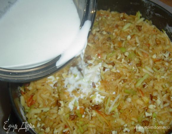 Молоко доводим до кипения и сразу же заливаем им пирог, причем стараемся распределить его по всей поверхности, ножом протыкаем в нескольких местах пирог, чтобы молоко дошло до дна формы.