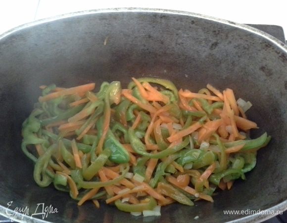 В сковороду кладем 2 ст.л. сливочного масла и порезанные овощи. Обжариваем помешивая в течении 5 мин.