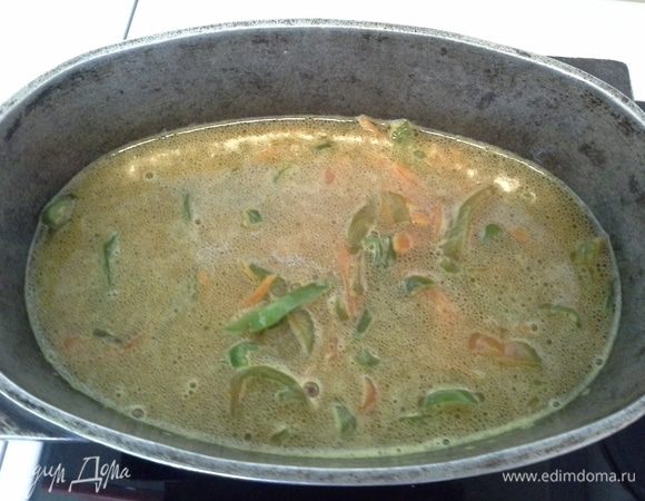 Затем кладем 0, 5 ч.л. куркумы, 3/4 ч.л. соли, рис, воду, чеснок. Перемешиваем. Накрываем крышкой.