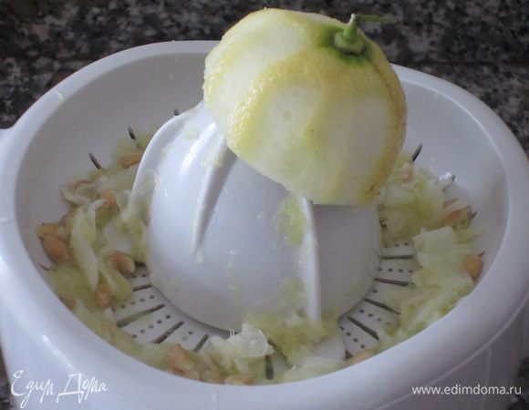 Натереть цедру лимона,выжать сок. Почистить чеснок.