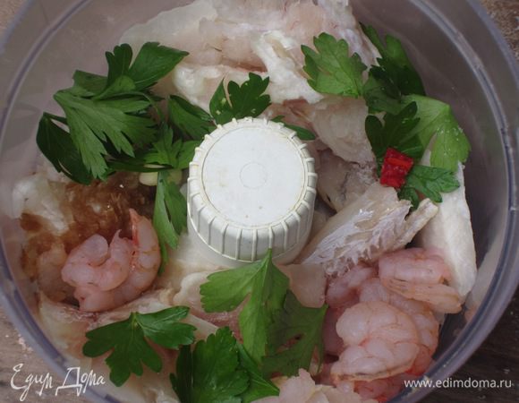 В блендер поместить филе рыбы, креветки, чеснок, листья петрушки, соевый соус, щепотку соли (ориентируйтесь на свой соевый соус), небольшой кусочек перчика и пюрировать до однородной массы.