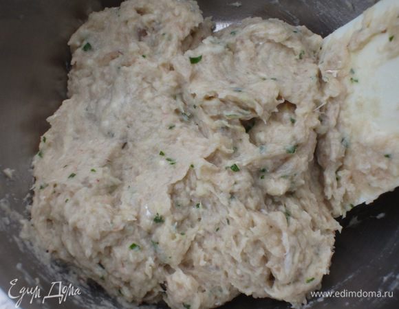 Переложить рыбный фарш в миску, добавить белок, сок и цедру лимона, муку и тщательно перемешать.