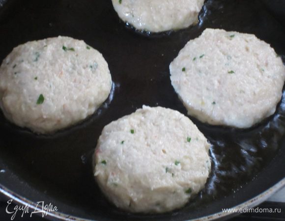 Сформировать из фарша небольшие котлетки. Разогреть в сковороде оливковое масло и обжарить котлетки со всех сторон до готовности.