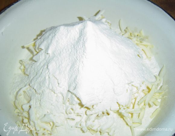 На него высыпьте оставшуюся муку и руками разотрите масло с мукой.