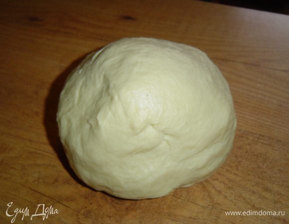 Тесто не должно липнуть к рукам, поэтому если оно липнет, то добавьте еще немного муки. Тесто получается очень эластичным и готовится менее 10 минут.