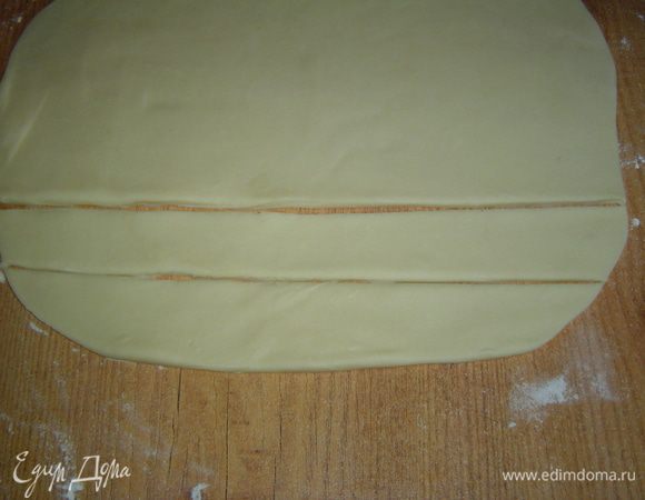 Нарежьте полосками около 2 см шириной.