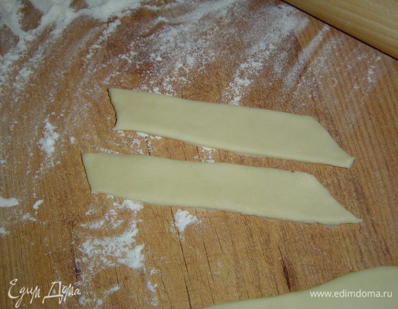 Затем полоски поделите пополам.