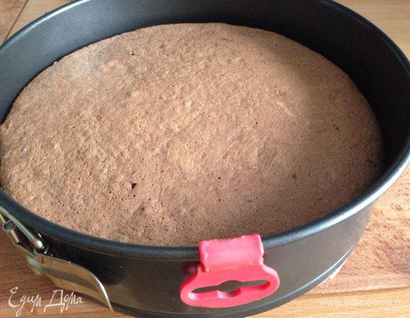 Готовим бисквит. Яйца разделить на желтки и белки. белки взбить с щепоткой соли до пиков, желтки взбить с сахаром до кремообразного состояния и увеличения объема (минут 10). В сахарно-желтковую массу добавить просеянную муку с какао, акуратно перемешать силиконовой лопаткой, добавить белки, опять перемешать. Вылить тесто в застеленную пергаментом форму, выпикать 40 минут при 180 С.