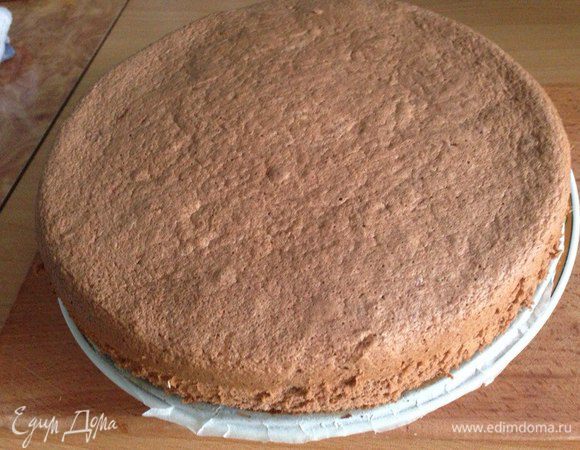 Готовый бисквит вынуть из формы, дать остыть, разделить на три части. Лучше это делать через часов 8, так он будет меньше крошиться.