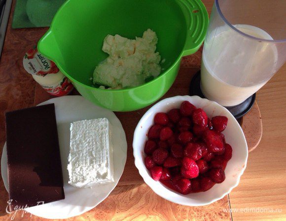 Для пропитки варим клубничный конфитюр. Клубнику разморозить (сок оставить). Я брала 400 г мороженной клубники, этого оказалось много. Но оставшийся клубничный конфитюр ушел на ура к утренним блинчикам))
Несколько ягод порезать на кусочки, остальные подавить, пересыпать сахаром и проварить. Я добавила ложку ликера, так как люблю алкоголь в выпечке.
