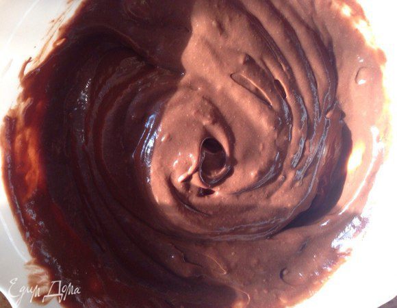 Расплавить в нем шоколад. Дать остыть, затем добавить клубничный йогурт и хорошо перемешать. Получается вот такая сливочно-шоколадная тянучая масса.