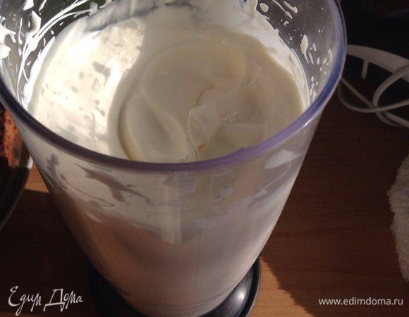 Сливки взбить с сахарной пудрой.