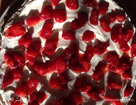 Начинаем собирать тортик. Нижний корж хорошо пропитываем остывшим клубничным конфитюром, смазываем взбитыми сливками, выкладываем порезанную клубнику, затем опять сливки.