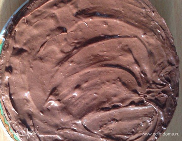 Накрываем вторым бисквитным коржом, на который наносим шоколадно-сливочный слой.