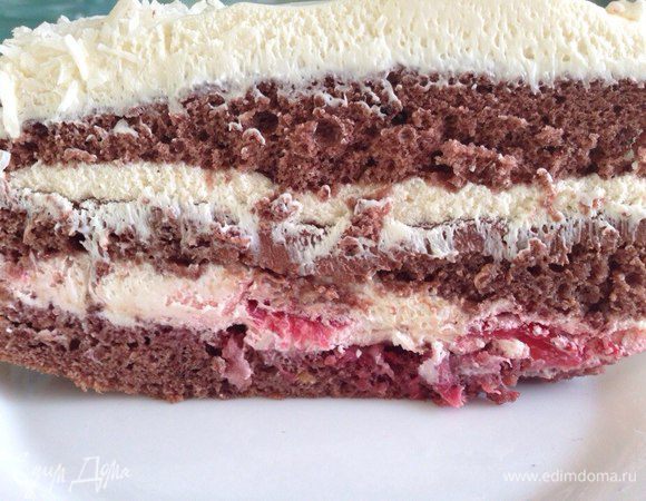 Тем временем, в оставшиеся сливки добавляем маскарпоне и еще раз взбиваем. Выкладываем крем на шоколадный слой, накрываем последним коржом и обмазываем оставшимся кремом. Украшаем кокосовой стружкой.
Дать тортику постоять несколько часов в холодильнике. Приятного аппетита :)