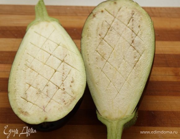 Баклажан разрезать пополам. Сделать надрезы. Затем  вынуть осторожно мякоть, лодочки посыпать солью.