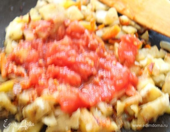 Лук и морковь,мелко порезать, поджарить в масле, к луку добавить рубленную мякоть баклажанов, потушить. Помидор порезать кубиками и добавить к баклажану.