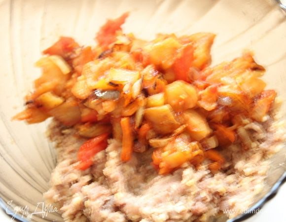 Фарш смешать с овощами и пшеничной крупой