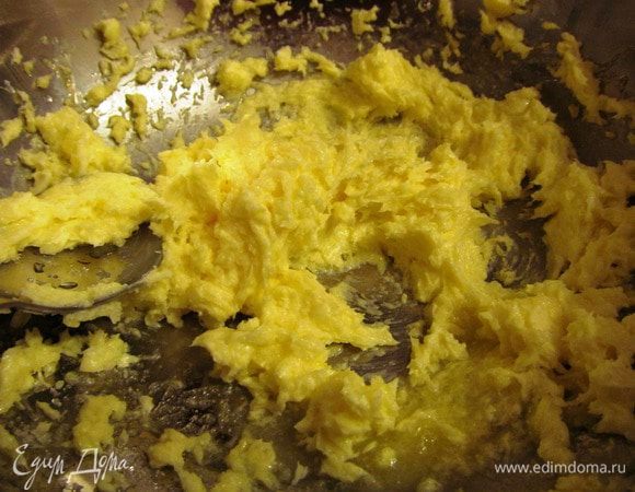 Духовку разогреваем до 170 градусов. Сливочное масло взбиваем с сахаром и щепоткой соли. 