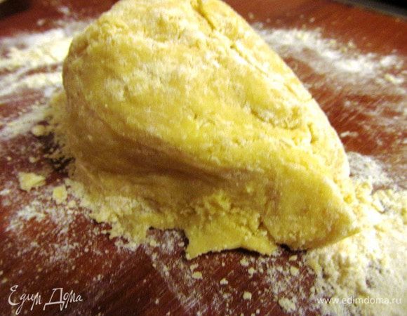 Добавляем желтки, муку, разрыхлитель и замешиваем быстро тесто (долго не месим, чтобы оно было легким). 