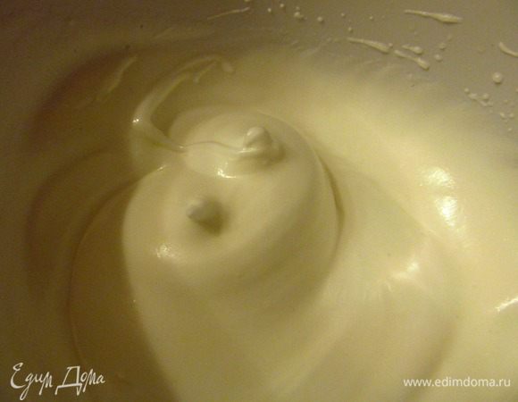 Белки взбиваем до мягких пиков с сахаром, в конце добавляем крахмал. 