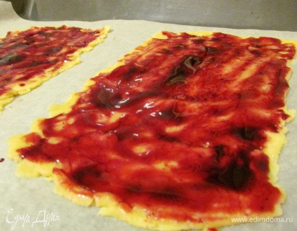 Тесто делим на 2 равных части. Раскатываем и выкладываем на противень.