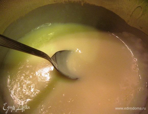 Тем временем готовим крем. Молоко подогреваем. Желтки с сахаром, крахмалом, мукой и ванильным сахаром перемешиваем. Кладем в теплое молоко, варим крем на медленном огне постоянно помешивая до загустения. Остужаем и взбиваем со сливочным маслом. 