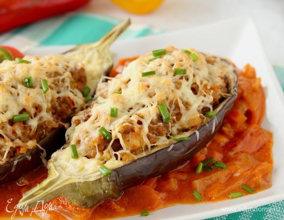 Выложить тушеные овощи, затем лодочку баклажана.