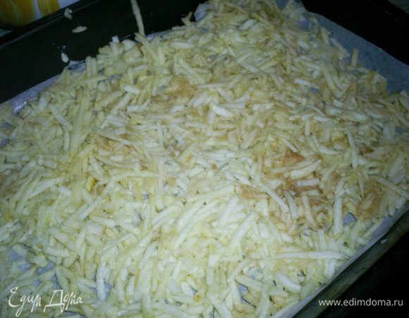 Для начала займемся начинкой. Яблоки моем, чистим, удаляем сердцевину. Натираем их на крупной терке. Приготовим противень размером 25*30 см. Застилаем его промасленной бумагой для выпечки.  Равномерно распределяем по ней натертые яблоки.  