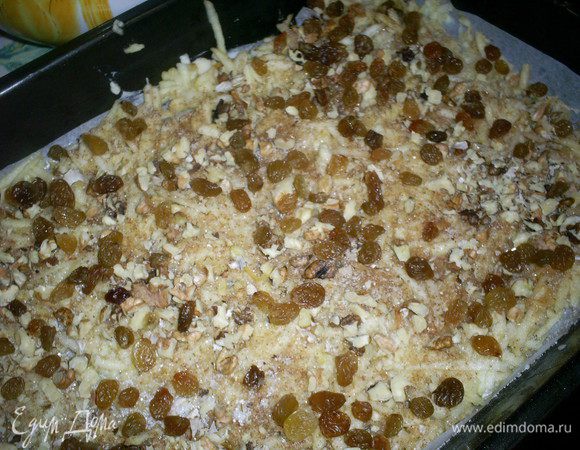 Посыпаем их изюмом, орехами, сахаром, корицей.