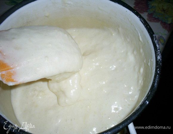 Яйца взбиваем с сахаром до побеления и получения густой массы. Объем должен увеличиться в три раза. Добавляем к массе просеянную муку, аккуратно перемешиваем лопаткой движениями сверху-вниз от краев емкости к центру.
