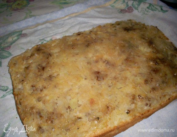 Выпеченный бисквит переворачиваем на чистое полотенце начинкой вверх, аккуратно отделяем бумагу и сразу же сворачиваем рулетом при помощи полотенца. 