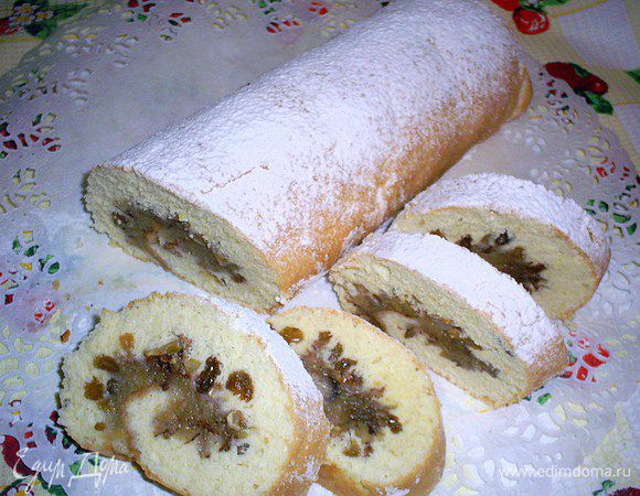 С теплого рулета снимаем полотенце и посыпаем сахарной пудрой. Приятного аппетита!