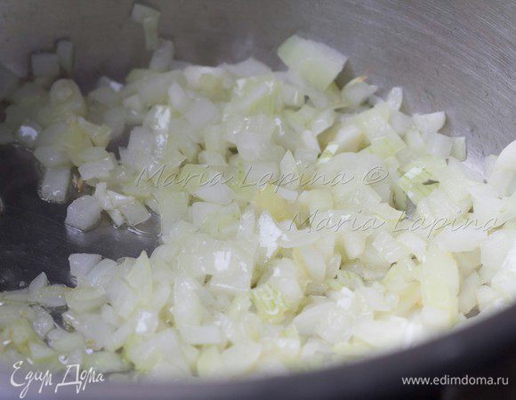 В кастрюле с толстым дном разогреть оливковое масло, обжарить мелко порубленный лук и чеснок до легкой золотистости.