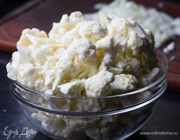 Цветную капусту разобрать на небольшие соцветия.