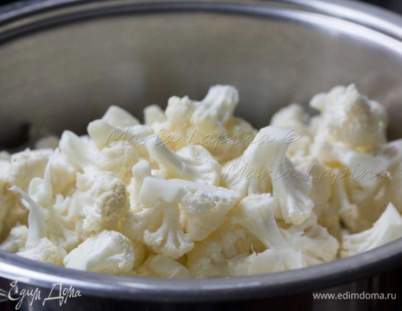 Отправить ее в кастрюлю и обжаривать пару минут.