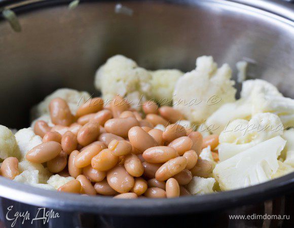 Остальное добавить в кастрюлю. Налить чистую воду и накрыть крышкой. 