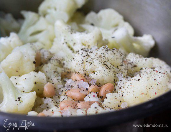 Когда вода закипит, посолить, поперчить и добавить чабрец. Прикрыть крышкой и варить на небольшом огне 10-15 минут до мягкости капусты.  