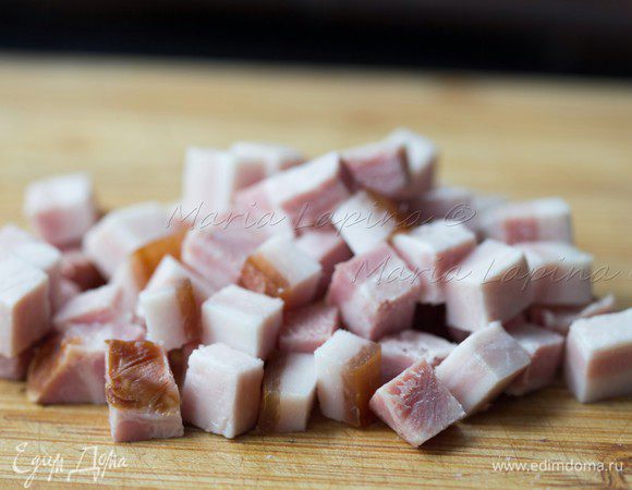 Грудинку нарезать на небольшие кубики.