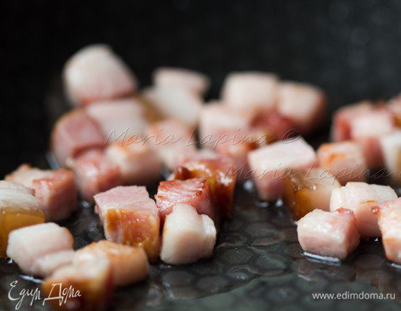 Слегка обжарить на разогретой сковороде без добавления масла.