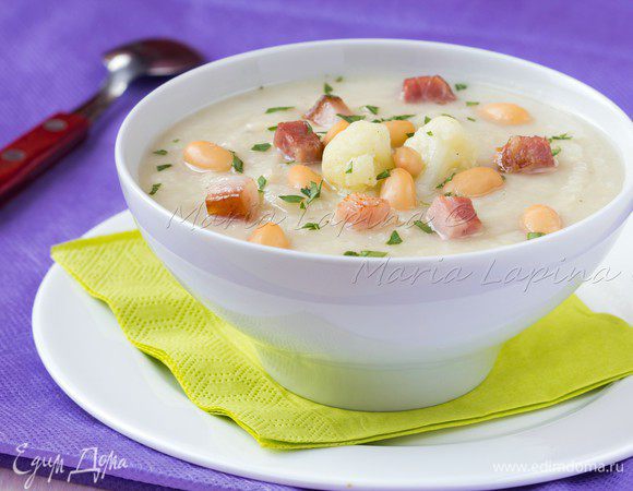 Суп взбить в блендере. Разлить по тарелкам, добавить отложенную ранее фасоль и обжаренный бекон. Сверху можно присыпать порубленной зеленью петрушки. 
