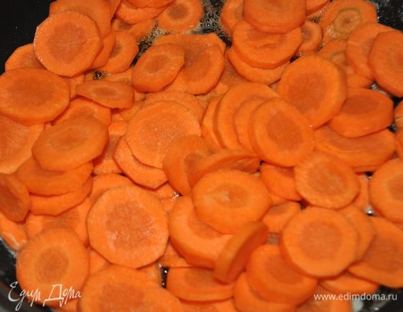 Морковь вымыть и очистить от кожуры,нарезать не большими кружочками.