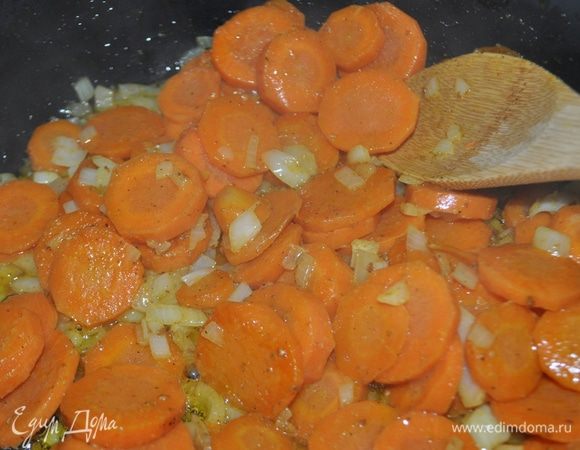 Добавить воду или бульон,довессти до кипения, уменьшить огонь, накрыть и продолжать готовить пока морковь не станет мягкой.