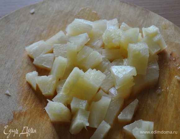 Слить сок из ананасов. Мелко порубить ананасы.