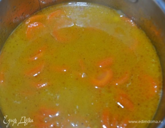 В готовую морковь добавить сливки, ананасы, лимонный сок и при помощи ручного блендера пюрировать до кремообразной консистенции. 

 Орехи порубить ножом.